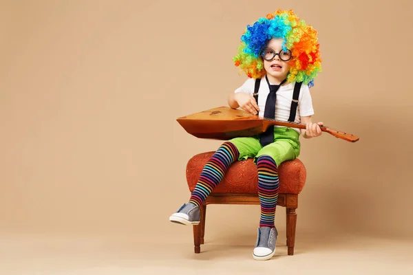 Blithesome Kinderen Happy Clown Jongen Grote Neon Gekleurde Pruik Balalaika — Stockfoto