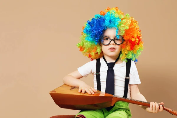 Blithesome Kinderen Happy Clown Jongen Grote Neon Gekleurde Pruik Balalaika — Stockfoto