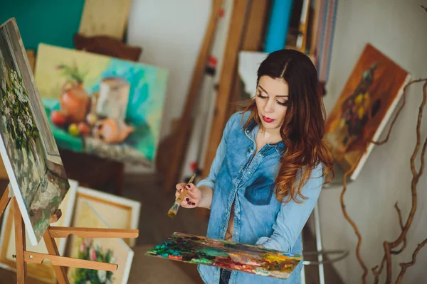 Donna Artista Che Dipinge Quadro Uno Studio Pittore Creativo Pensoso — Foto Stock