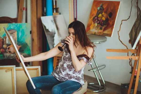 Artista Mujer Pintando Cuadro Estudio Creativo Pensativo Pintor Niña Pinta —  Fotos de Stock