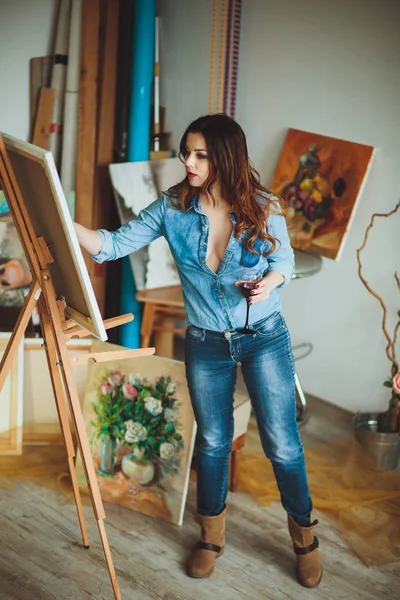 Woman Artist Painting Picture Studio Creative Pensive Painter Girl Paints — Stock Photo, Image