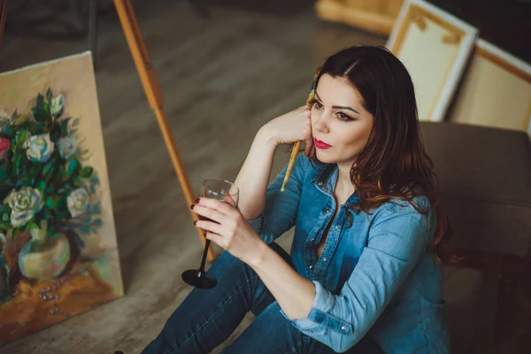 Artista Mujer Pintando Cuadro Estudio Creativo Pensativo Pintor Niña Pinta —  Fotos de Stock