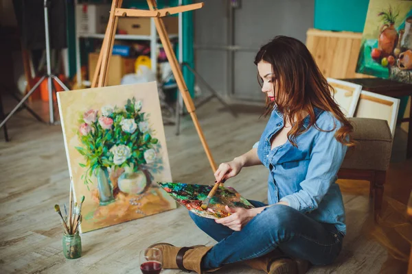 Künstlerin Beim Bemalen Eines Bildes Einem Atelier Kreative Nachdenkliche Malerin — Stockfoto