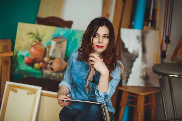 女画家画一幅画在一个工作室 创造性的沉思画家女孩多彩描绘在画布上用油画颜料在车间 — 图库照片