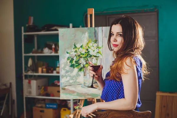 Artista Mujer Pintando Cuadro Estudio Creativo Pensativo Pintor Niña Pinta —  Fotos de Stock