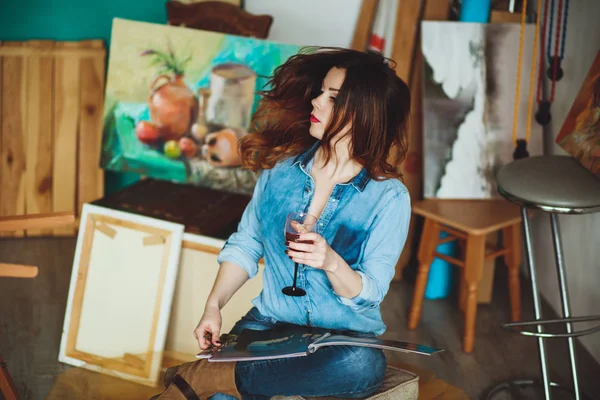 Donna Artista Che Dipinge Quadro Studio Loft Pittore Creativo Pensoso — Foto Stock