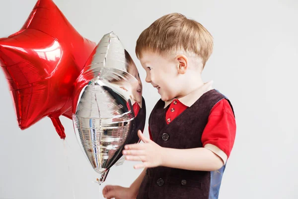 Menino Bonito Brincando Com Balões Forma Estrela Frente Fundo Branco — Fotografia de Stock