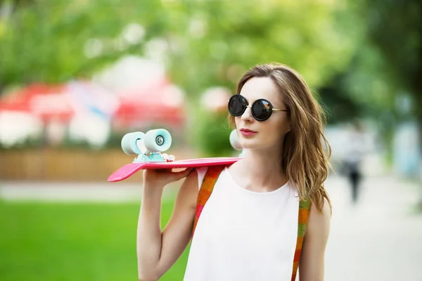 Ragazza che tiene un skate board di plastica all'aperto — Foto Stock