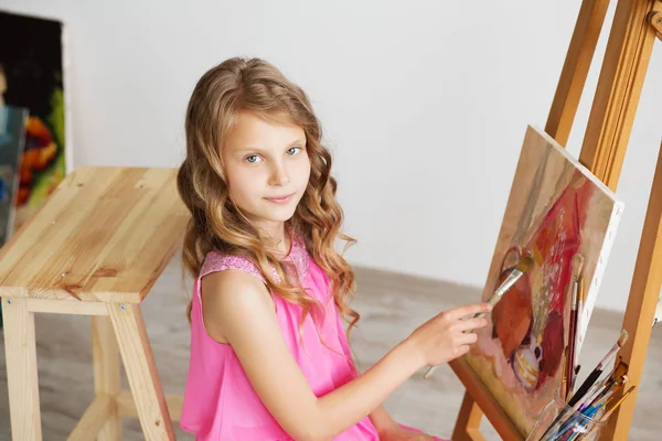 Retrato de una niña encantadora pintando un cuadro en un estudio —  Fotos de Stock