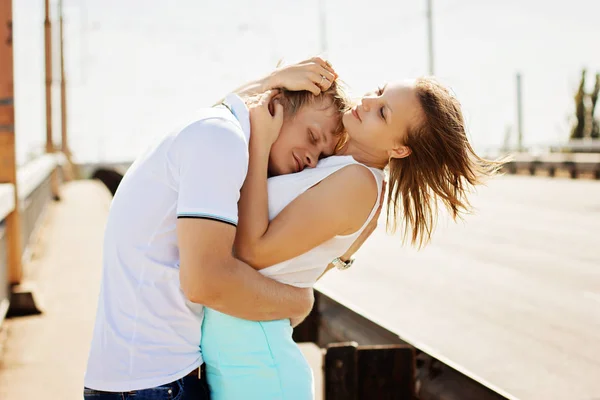 Homem e mulher beijando e abraçando na ponte . — Fotografia de Stock