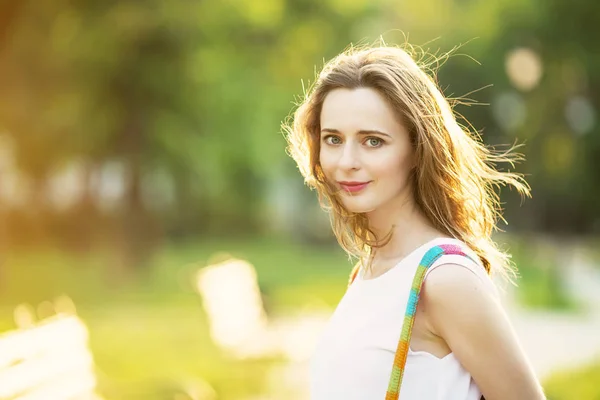 Chica rubia de moda caminando en un parque de la ciudad — Foto de Stock