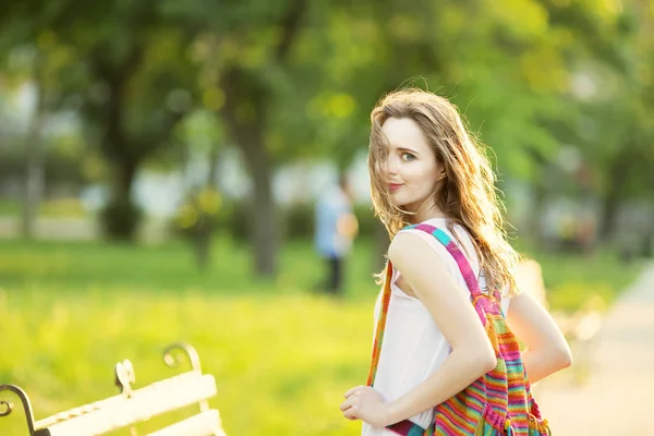 Fashionabla blond flicka vandrar i en stadspark — Stockfoto