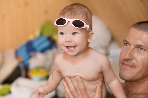 Happy father and his adorable little daughter — Stock Photo, Image