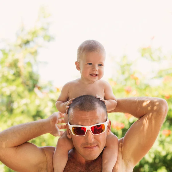Portret van een gelukkige vader en zijn schattige dochtertje — Stockfoto