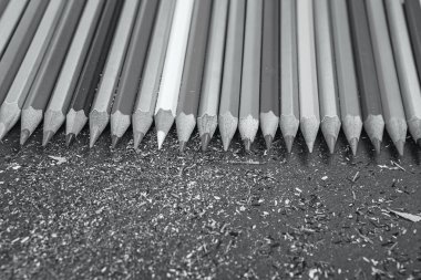 Gri arka plan üzerinde renkli kalemler bilenmiş. 