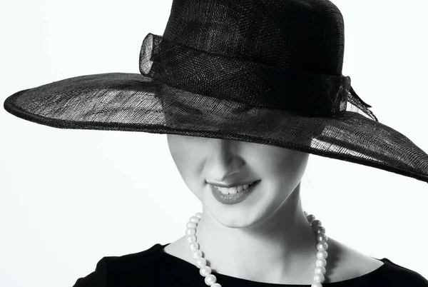 Detail portrét krásné ženy v černém klobouku v retro s — Stock fotografie