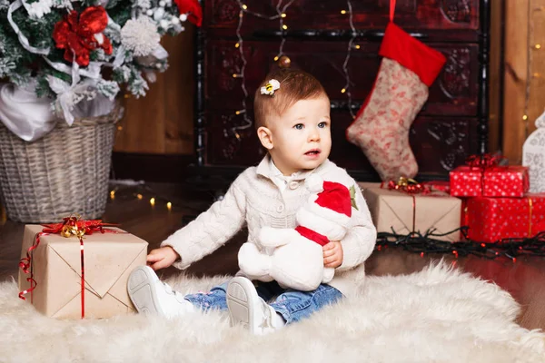 Retrato de menina bonito entre decorações de Natal — Fotografia de Stock