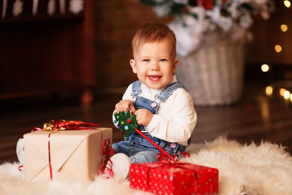Söt liten baby flicka bland juldekorationer — Stockfoto