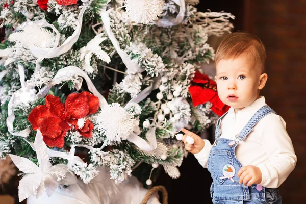 Babymeisje versiert een kerstboom — Stockfoto