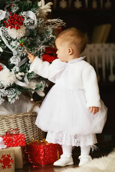 Bebé niña decora un árbol de Navidad — Foto de Stock