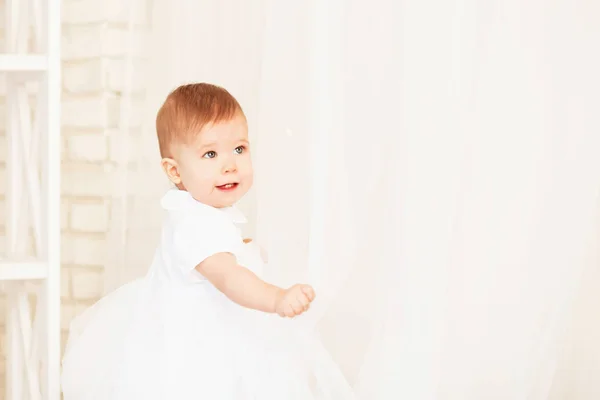 Portrait d'une belle petite fille en robe blanche — Photo