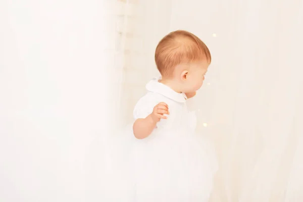 Retrato de uma linda menina em um vestido branco — Fotografia de Stock