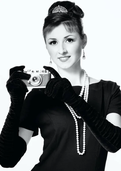 Retrato de uma bela jovem mulher elegante com uma camer vintage — Fotografia de Stock