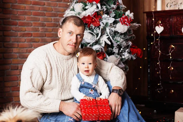 Gelukkig vader en zijn schattig dochtertje onder de kerst — Stockfoto