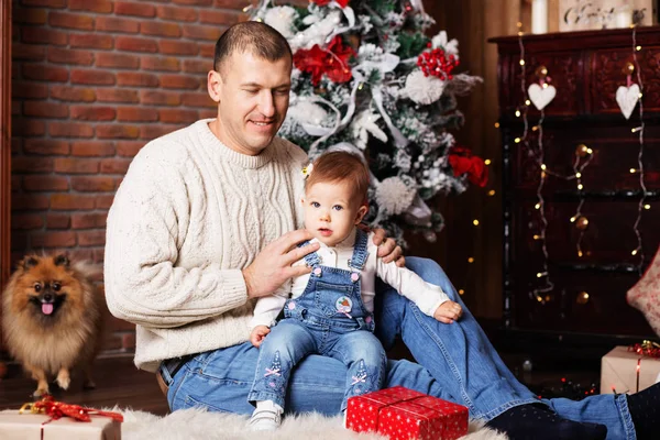 Glücklicher Vater und seine entzückende kleine Tochter unter Weihnachten de — Stockfoto
