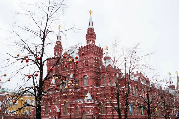 МОСКВА - 02 ЯНВАРЯ 2017: Рождественские украшения на елках на Красном — стоковое фото
