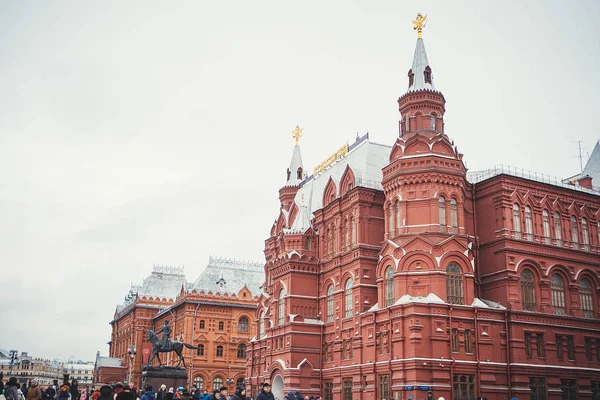 MOSCOW - JANEIRO 02, 2017: Muitos turistas caminham na Praça Vermelha. O dele. — Fotografia de Stock