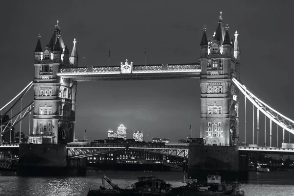 Londýn - 14. listopadu 2016: Tower bridge v noci — Stock fotografie