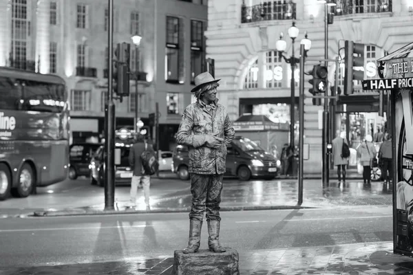 Londra - 17 Kasım 2016: Bir yaşam heykel sokak şovmen — Stok fotoğraf