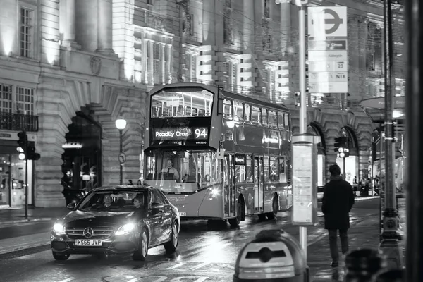 LONDRES - 17 NOVEMBRE 2016 : Piccadilly Circus avec Routemaster d — Photo