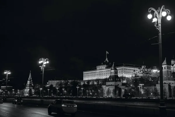 МОСКВА - 02 ЯНВАРЯ 2017: Московский Кремль ночью. Мост через — стоковое фото