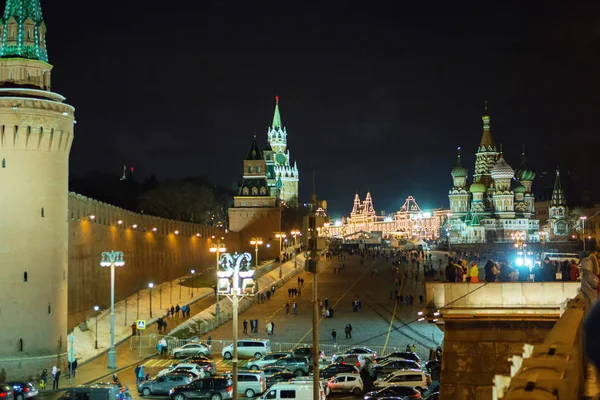Moskou - 02 januari 2017: Kremlin van Moskou 's nachts. Brug over — Stockfoto