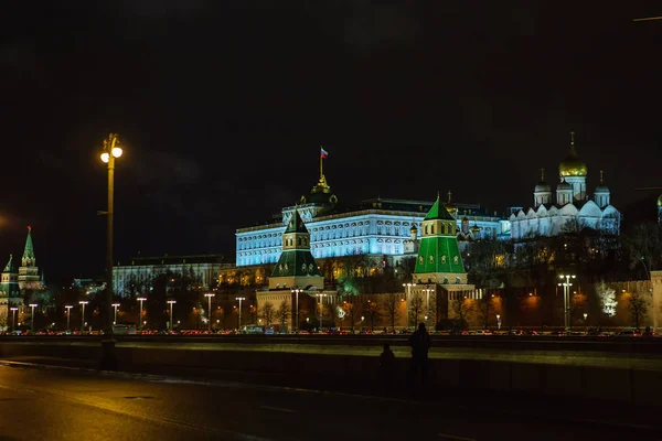 MOSCOW - JANUARY 02, 2017: Moscow Kremlin at night. Bridge over — Stock Photo, Image