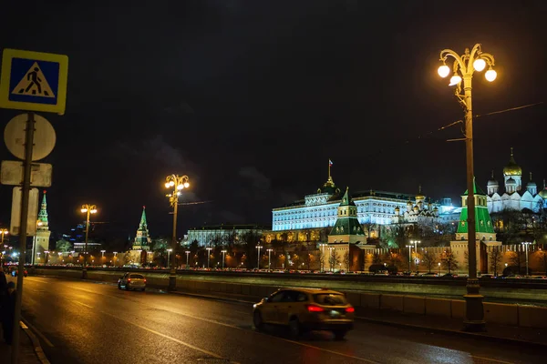 MOSCOW - JANUARY 02, 2017: Moscow Kremlin at night. Bridge over — Stock Photo, Image