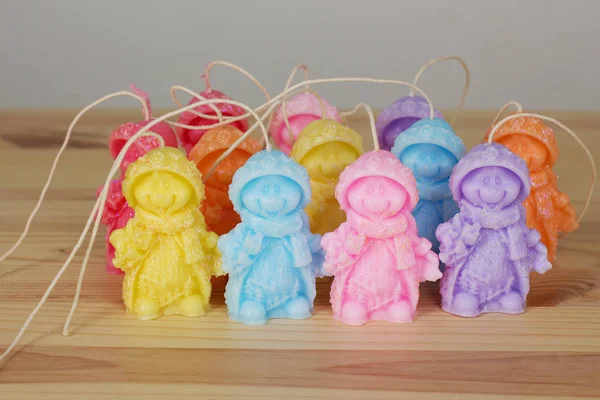 Velas de Natal de lembrança feitas à mão coloridas na forma de sno — Fotografia de Stock