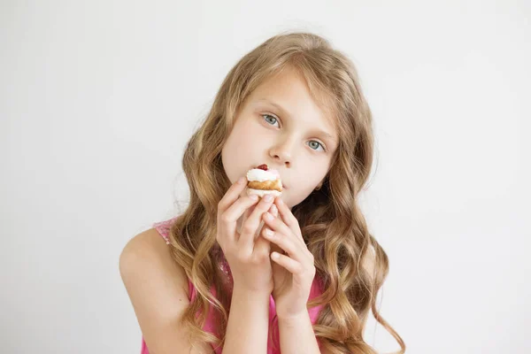 Bambina che tiene una deliziosa torta appetitosa — Foto Stock