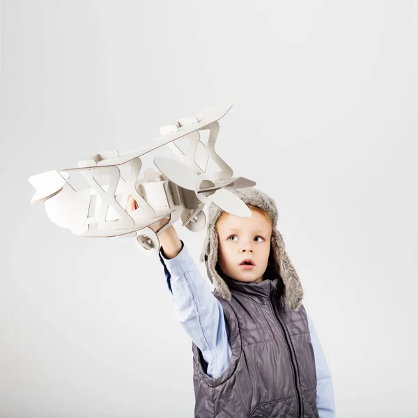 Αγόρι παιδί παίζοντας με toy αεροπλάνο χαρτί και ονειρεύεται becomi — Φωτογραφία Αρχείου
