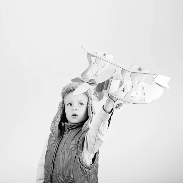 Αγόρι παιδί παίζοντας με toy αεροπλάνο χαρτί και ονειρεύεται becomi — Φωτογραφία Αρχείου