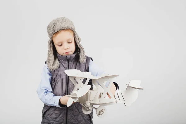 Kağıt oyuncak uçak ile oynama ve becomi rüyada çocuk çocuk — Stok fotoğraf