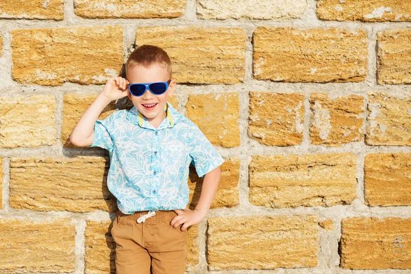 Bambino che indossa occhiali da sole a specchio blu contro il bri giallo — Foto Stock
