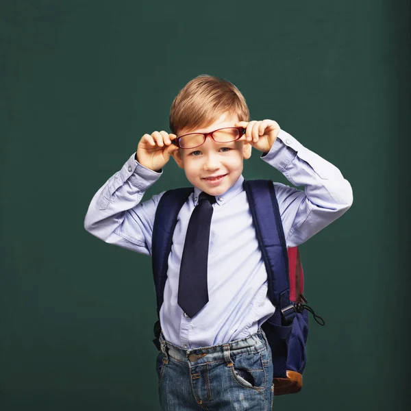 Kleiner Junge mit Brille und großem Rucksack — Stockfoto