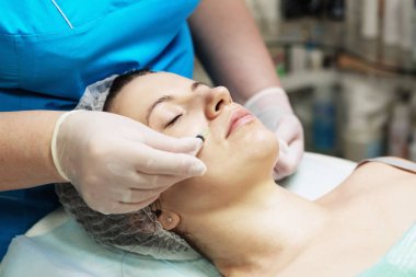 Şevval Özçelik Güzellik bir iğne Mezoterapi tedavi kadın SK üzerinde gerçekleştirir.