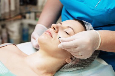 Şevval Özçelik Güzellik bir iğne Mezoterapi tedavi kadın SK üzerinde gerçekleştirir.