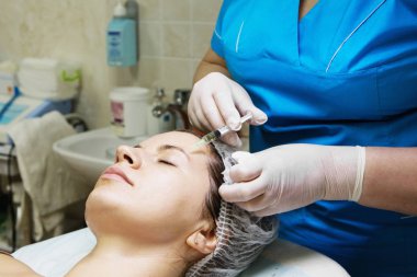 Şevval Özçelik Güzellik bir iğne Mezoterapi tedavi kadın SK üzerinde gerçekleştirir.