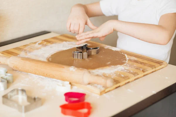 Clase magistral para niños sobre hornear galletas de Navidad. Jóvenes chi — Foto de Stock