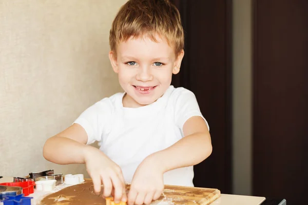 Dziecięce ręce zrobić Piernik. Mały chłopiec cięcia cookie dla — Zdjęcie stockowe